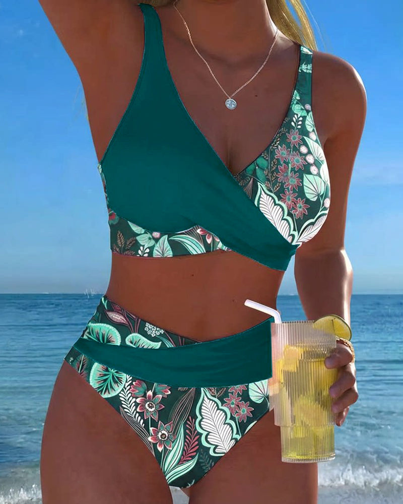Modieuze bikini met bloemenprint en kleurcontrast
