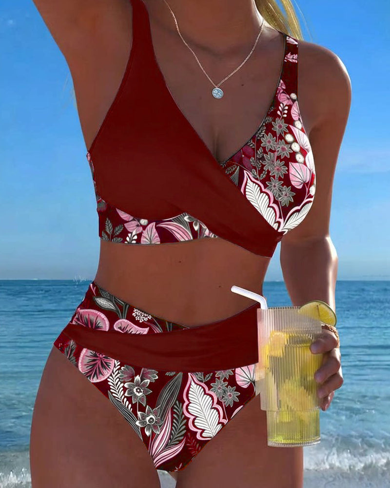 Modieuze bikini met bloemenprint en kleurcontrast