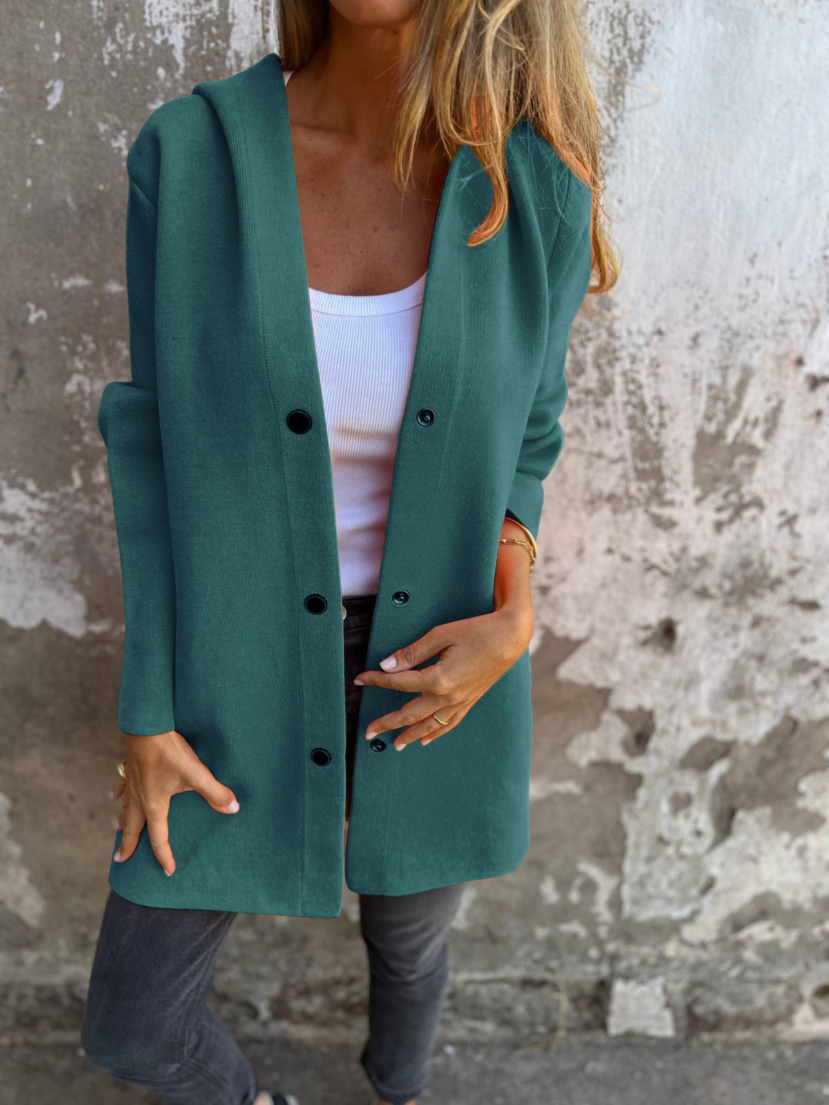 Veste ample à capuche et fermeture boutonnée