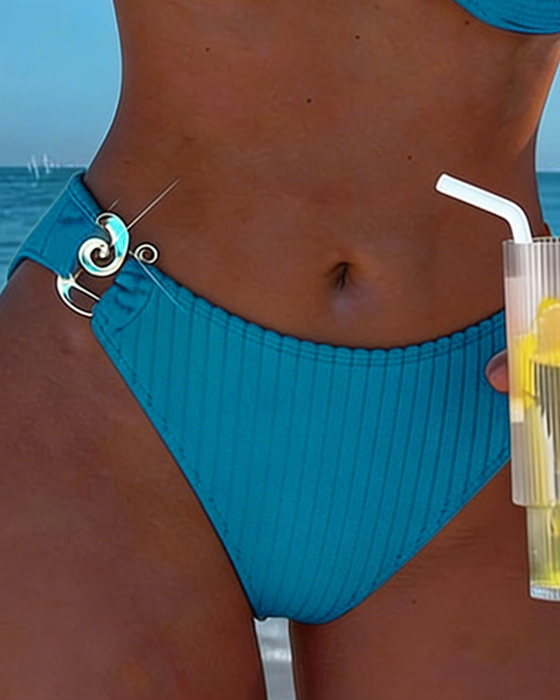 Bikini met verticaal motief en split met metalen gesp
