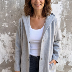 Veste ample à capuche portée