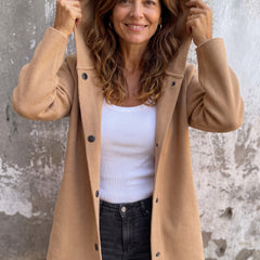 Veste ample à capuche portée