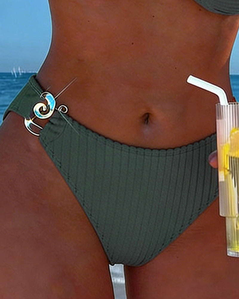 Bikini met verticaal motief en split met metalen gesp