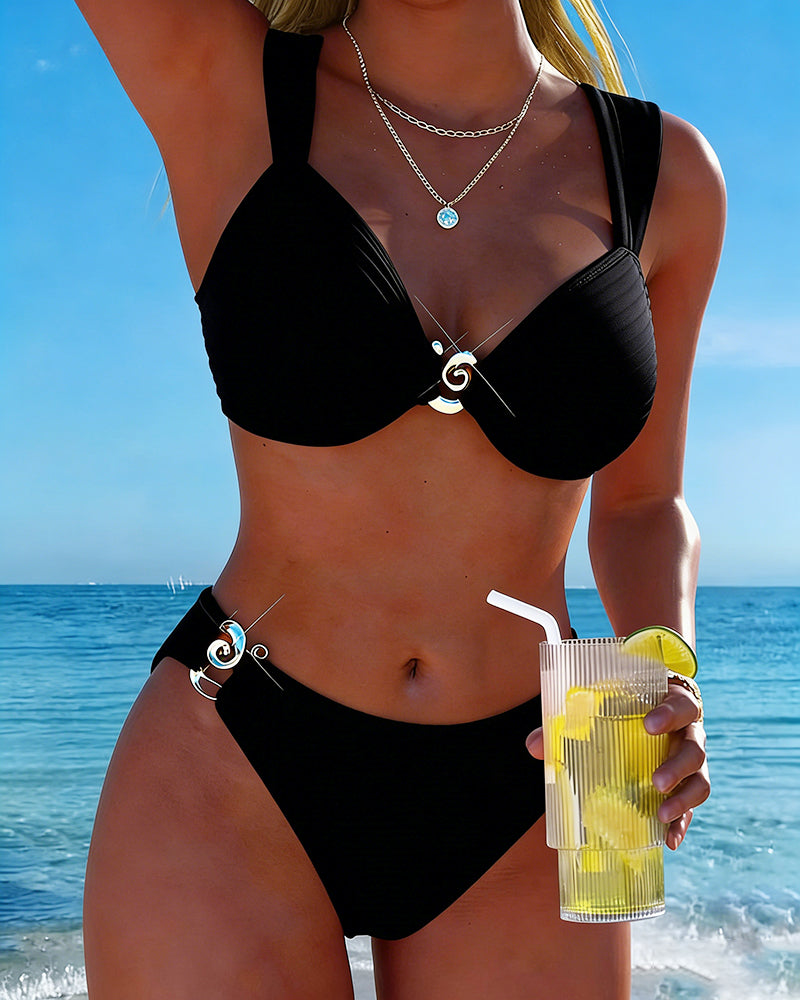 Bikini met verticaal motief en split met metalen gesp