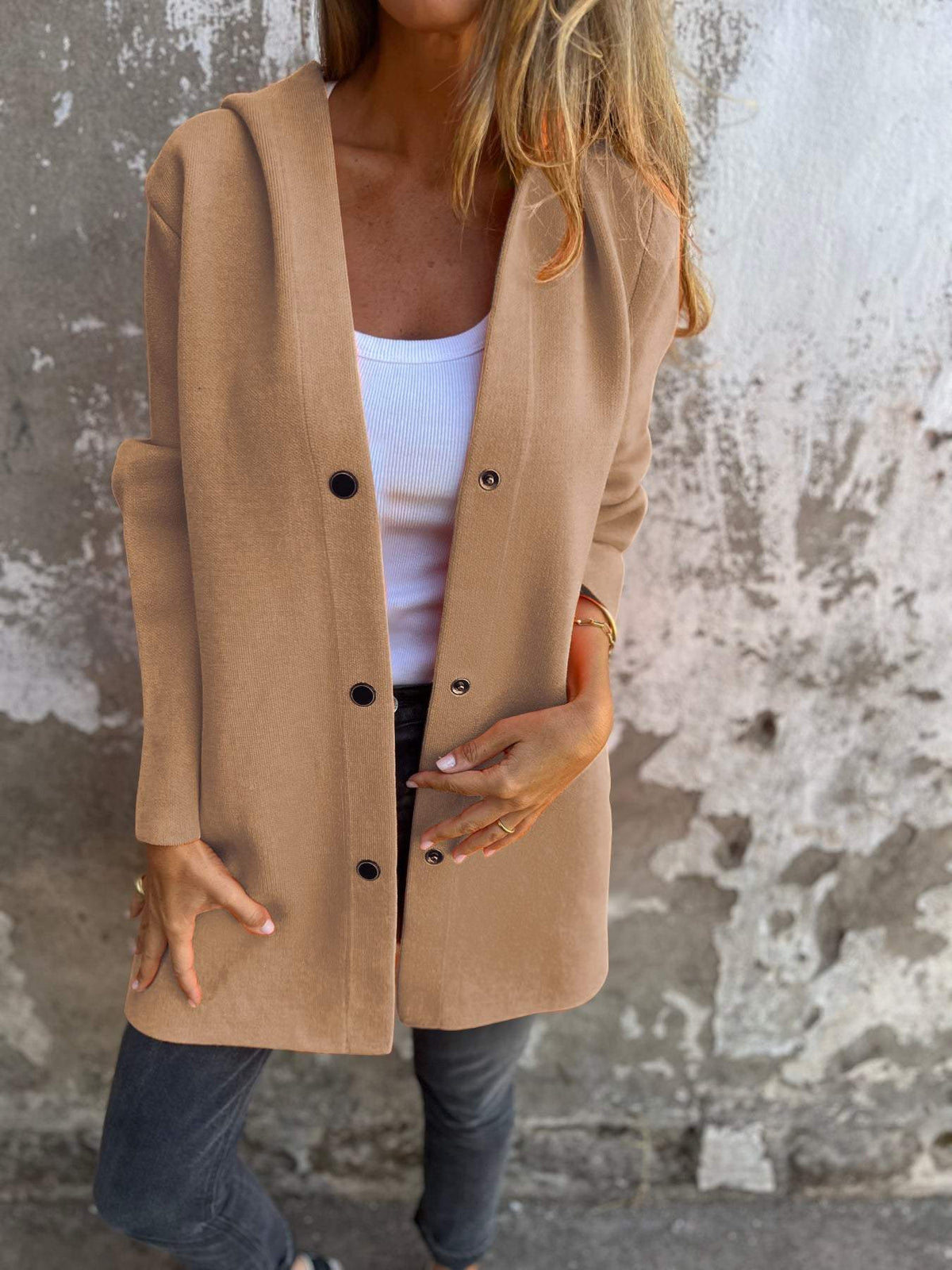 Veste ample à capuche et fermeture boutonnée