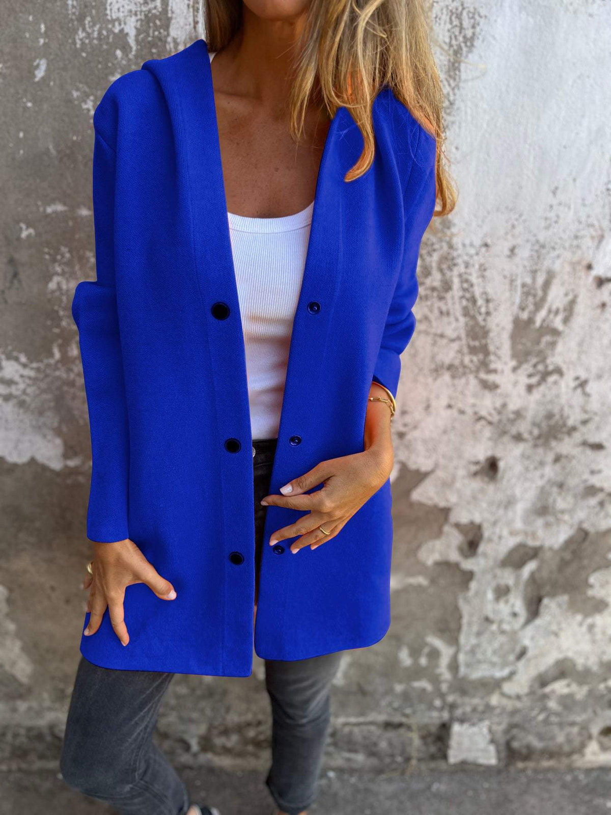 Veste ample à capuche et fermeture boutonnée