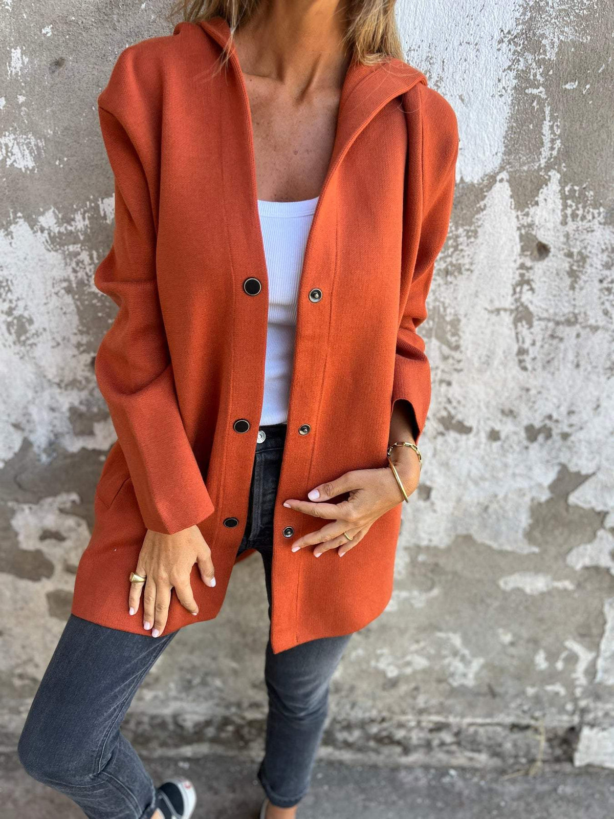 Veste ample à capuche et fermeture boutonnée
