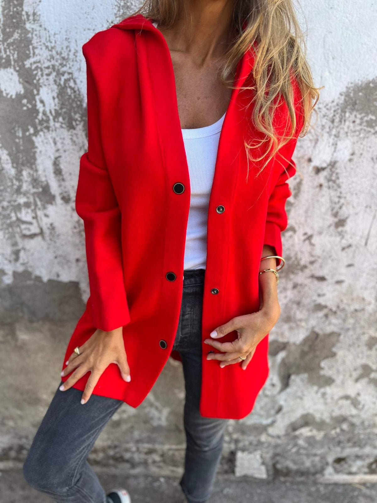 Veste ample à capuche et fermeture boutonnée
