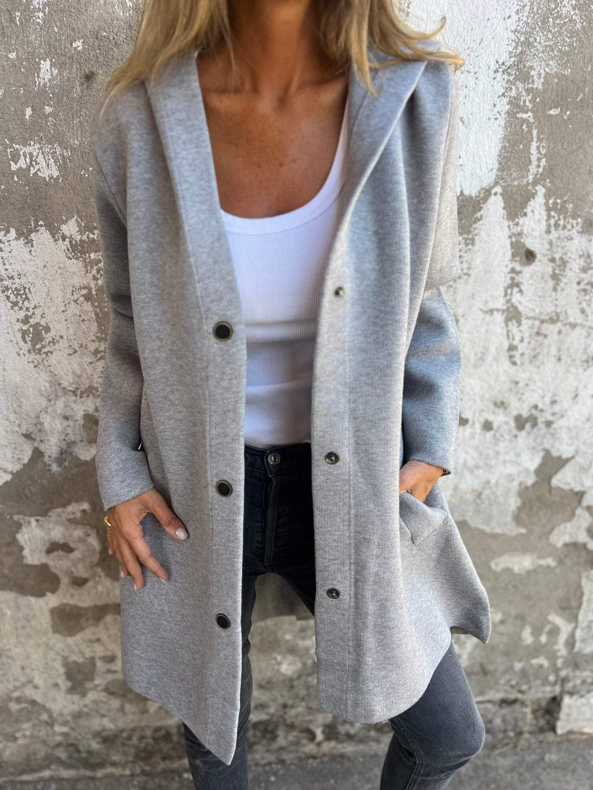 Veste ample à capuche et fermeture boutonnée