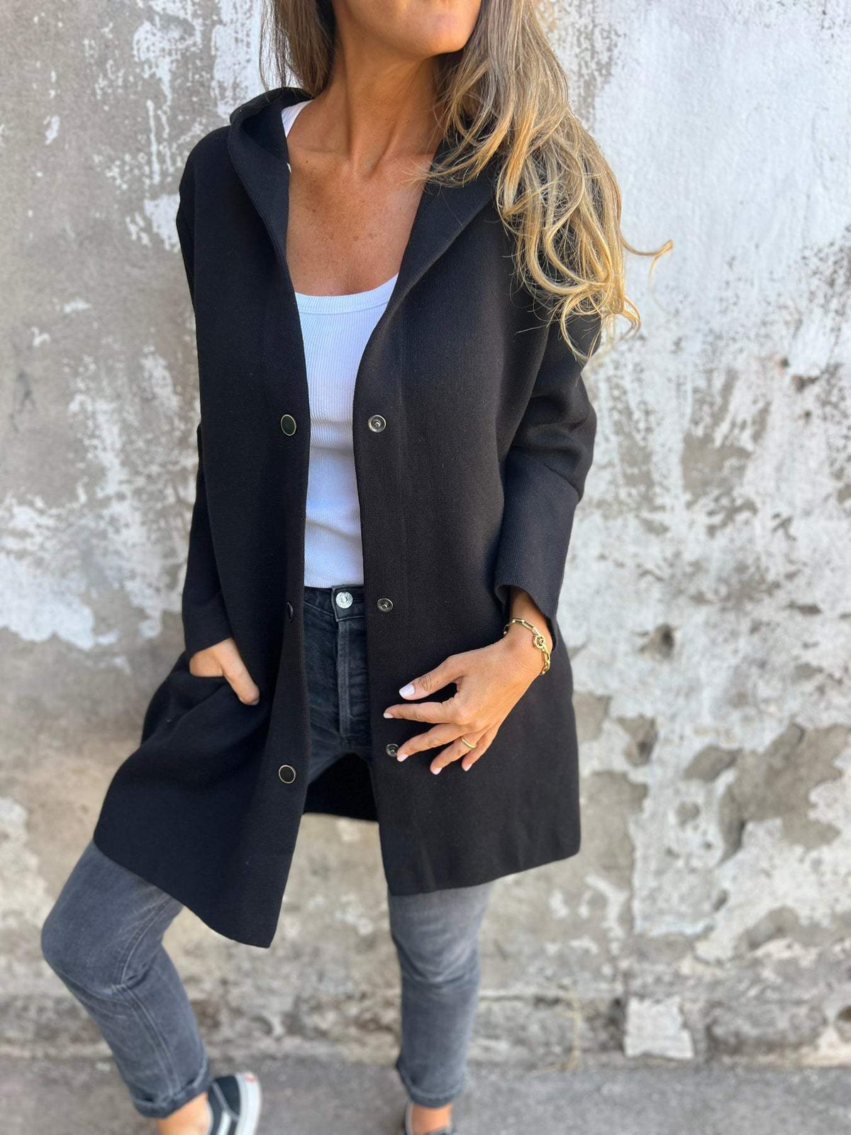 Veste ample à capuche et fermeture boutonnée
