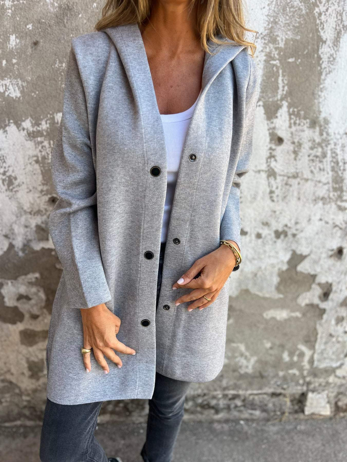 Veste ample à capuche et fermeture boutonnée
