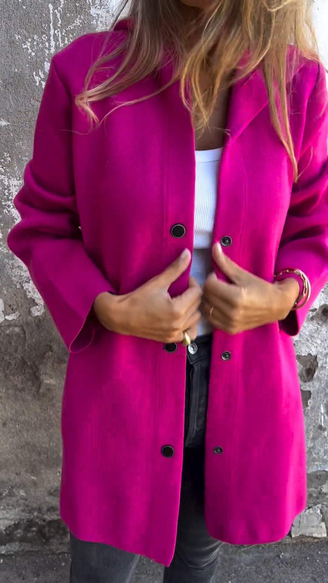 Veste ample à capuche et fermeture boutonnée