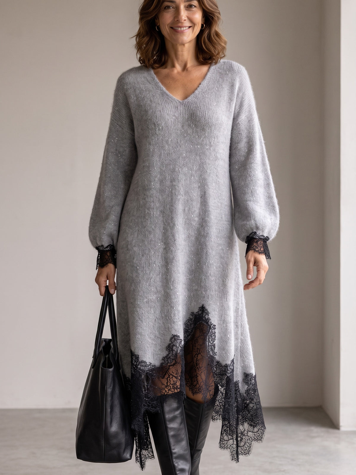 Robe midi en maille grise portée
