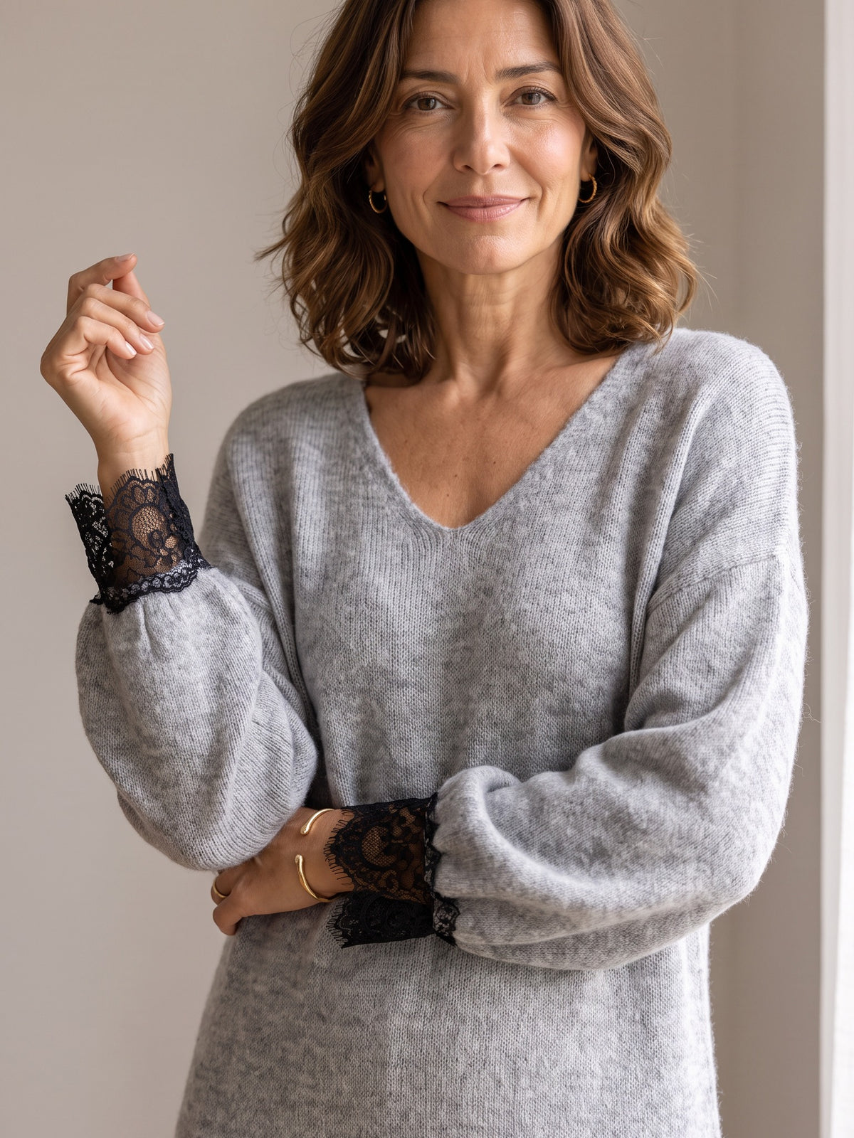 Robe midi en maille grise portée